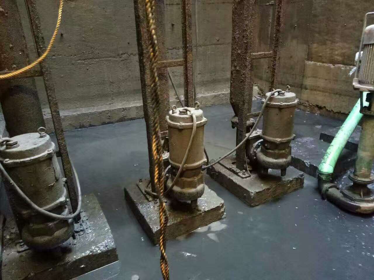 市中污水池清理