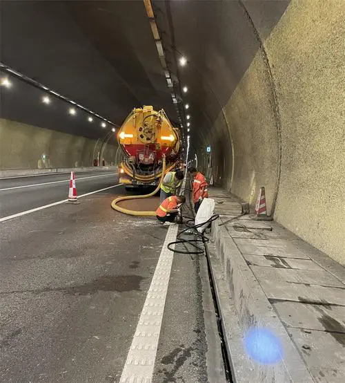 市中隧道排水渠清淤